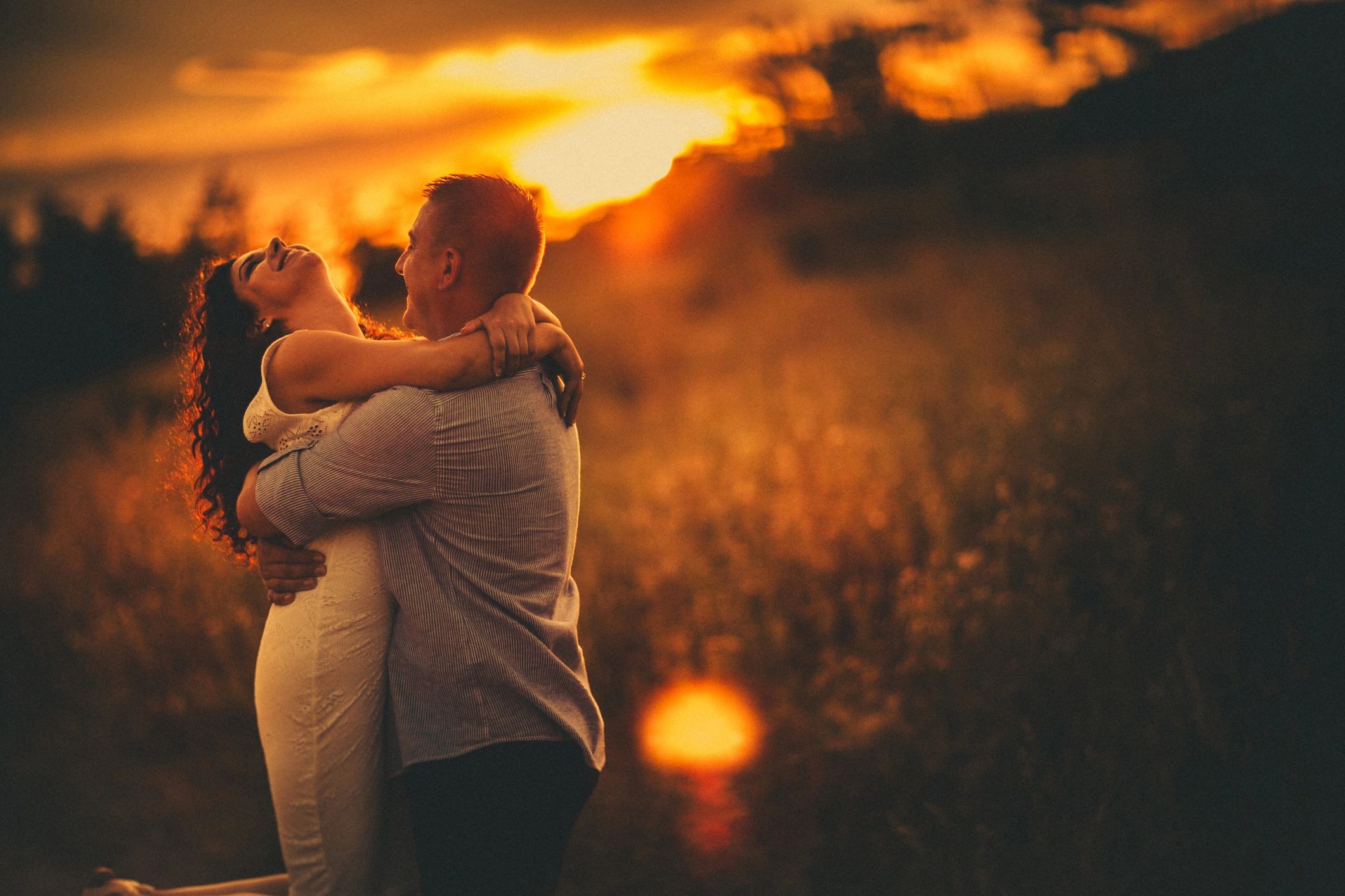 Sunset engagement, golden hour magic